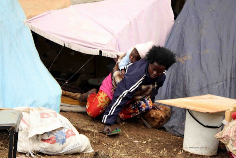 Kemah pengungsi De-Deur. Arine Tusenge dari Burundi ialah satu dari beberapa pengungsi yang kembali menghirup udara luar setelah bersembunyi di Vaal, South Afrika. Mereka pindah ke penampungan akibat serangan xenofobia.
