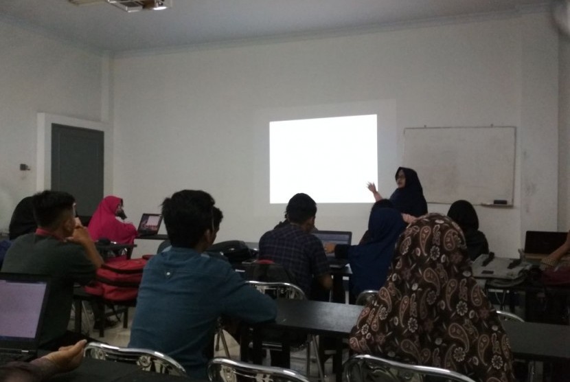 Kemahasiswaan AMIK BSI Pontianak memberikan pelatihan jurnalistik kepada anggota organisasi mahasiswa AMIK BSI Pontianak.   