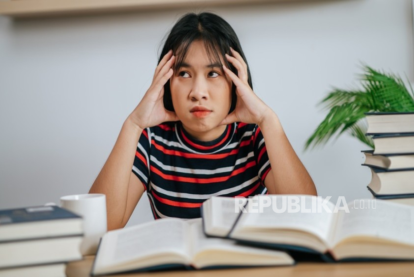 Kemampuan memanfaatkan teknologi secara cerdas merupakan bentuk kesiapan mahasiswa memasuki dunia kerja yang semakin digital.