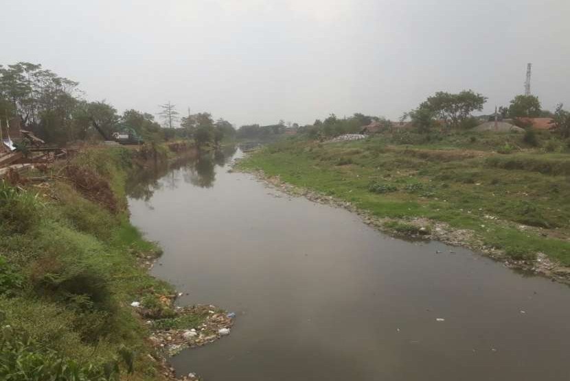 Kemarau yang terjadi beberapa bulan terakhir menyebabkan debit air sungai Citarum berkurang. Selain kondisi warna air sungai yang hitam dan bau menyengat, akibat musim kemarau terlihat sedimentasi seperti di wilayah Sungai Citarum yang berada di Kecamatan Dayeuhkolot, Kabupaten Bandung, Sabtu (25/8).