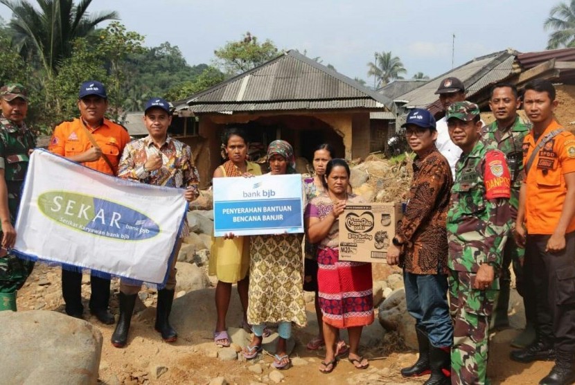 Kembali Bank BJB menunjukkan kepeduliannya terhadap korban bencana alam yang terjadi di Indonesia, salah satunya longsor di Desa Urug, Kecamatan Sukajaya, Kabupaten Bogor, belum lama ini.