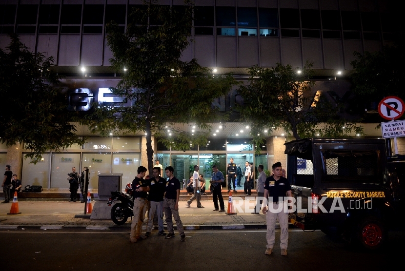  Polisi kembali menyisir lokasi Gedung Jaya yang berada dekat lokasi ledakan bom di Jakarta Pusat, Kamis (14/1) malam.  (Republika/Wihdan Hidayat)