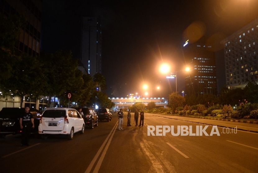  Polisi kembali menyisir lokasi Gedung Jaya yang berada dekat lokasi ledakan bom di Jakarta Pusat, Kamis (14/1) malam.  (Republika/Wihdan Hidayat)