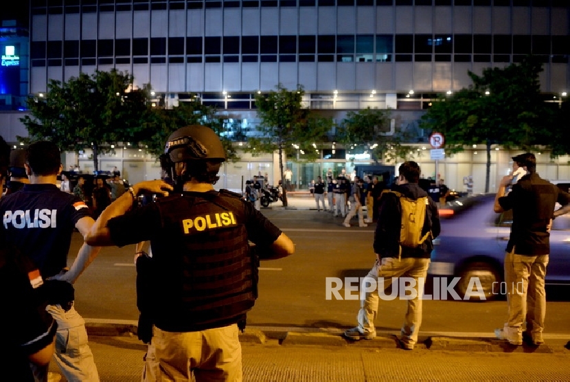  Polisi kembali menyisir lokasi Gedung Jaya yang berada dekat lokasi serangan teror dan ledakan bom di Jakarta Pusat, Kamis (14/1). (Republika/Wihdan Hidayat)