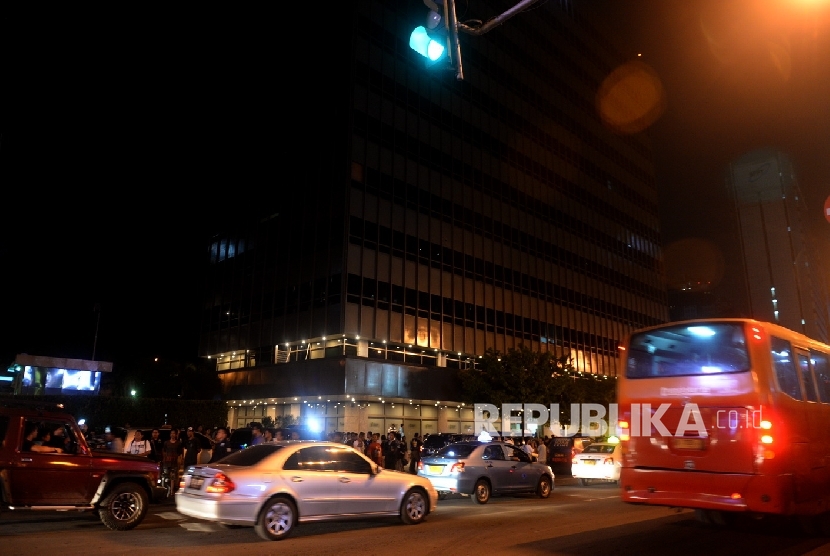  Polisi kembali menyisir lokasi Gedung Jaya yang berada dekat lokasi serangan teror dan ledakan bom di Jakarta Pusat, Kamis (14/1). (Republika/Wihdan Hidayat)