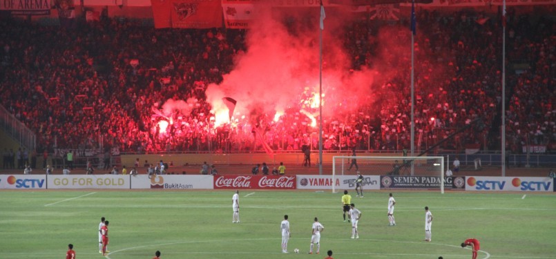Kembang api dan suara petasan mengganggu jalannya pertandingan Indonesia vs Bahrain, hingga pengawas pertandingan menghentikan permainan di menit 75 babak kedua. (Republika Online/fafa)