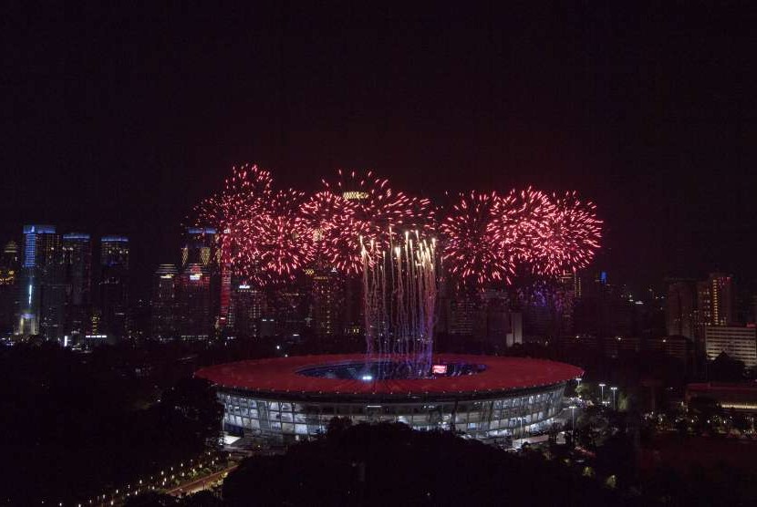 Kembang api diluncurkan pada Upacara Pembukaan Asian Games ke-18 Tahun 2018 di Stadion Utama GBK, Senayan, Jakarta, Sabtu (18/8). 