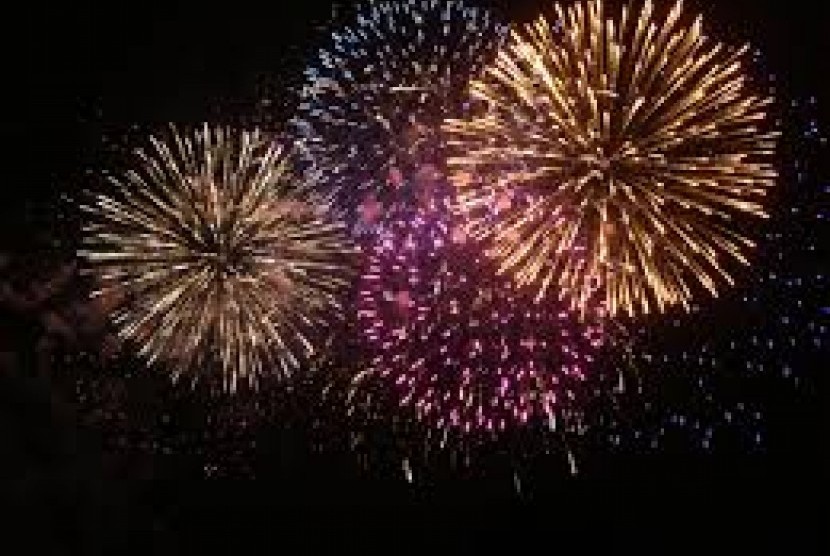 Kembang Api (ilustrasi). Wali Kota Pontianak Edi Rusdi Kamtono melarang pesta kembang api pada perayaan Imlek dan Cap Go Meh untuk mencegah terjadinya kerumunan yang berpotensi penyebaran Covid-19.