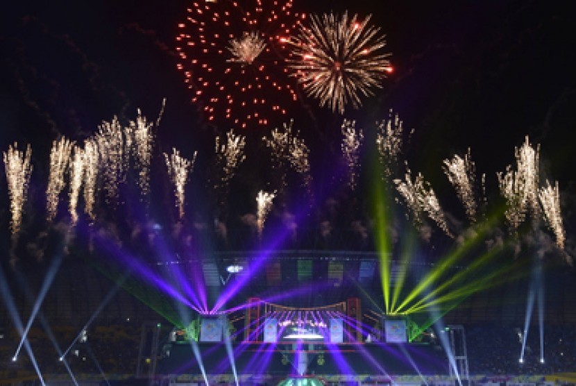 Kembang api menghiasi langit di atas Gelora Sriwijaya saat malam penutupan Islamic Solidarity Games (ISG) III di Jakabaring, Palembang, Selasa (1/10). Tuan rumah Indonesia berhasil tampil sebagai juara umum dalam ajang itu. ISG akan berlanjut di Azerbaijan