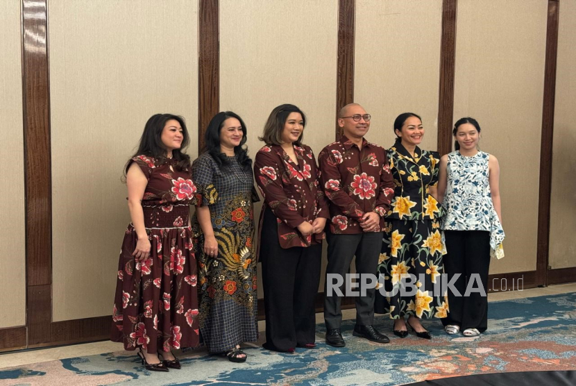 Kembang Setaman dengan sentuhan khas Amanda Hartanto Batik menampilkan bunga seruni, mawar, dan melati.