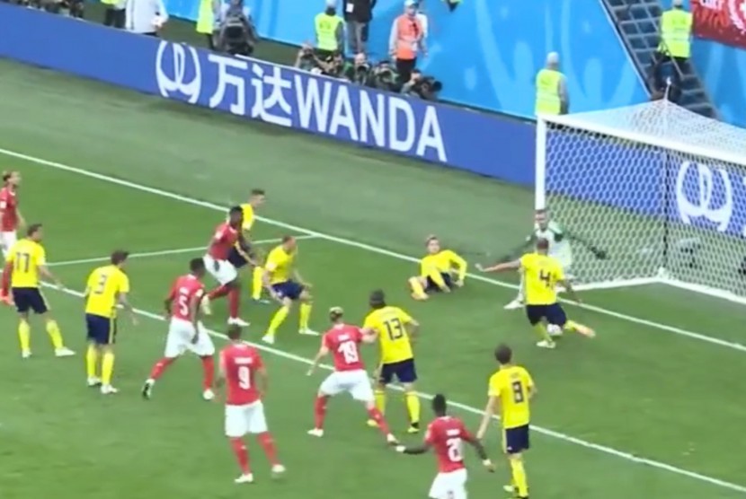 Kemelut yang terjadi di depan gawang Swedia saat berhadapan dengan Swiss di babak 16 besar Piala Dunia 2018.