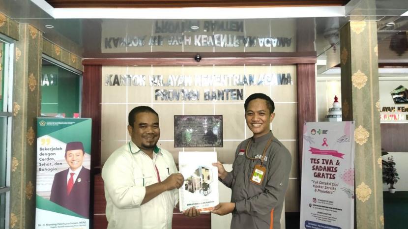 Kemenag Banten menerima laporan berkala BMH yang deserahkan oleh Munjin selaku kadiv Keuangan BMH Perwakilan Banten di Kantor Kemenag Provinsi Banten beberapa waktu lalu.