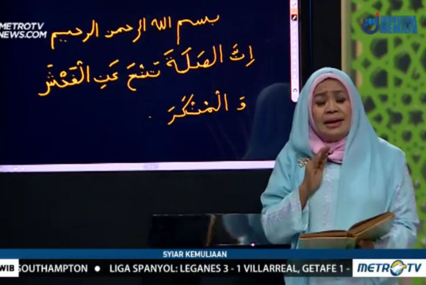 Preacher Nani Handayani in Syiar Kemuliaan broadcasted by Metro TV.