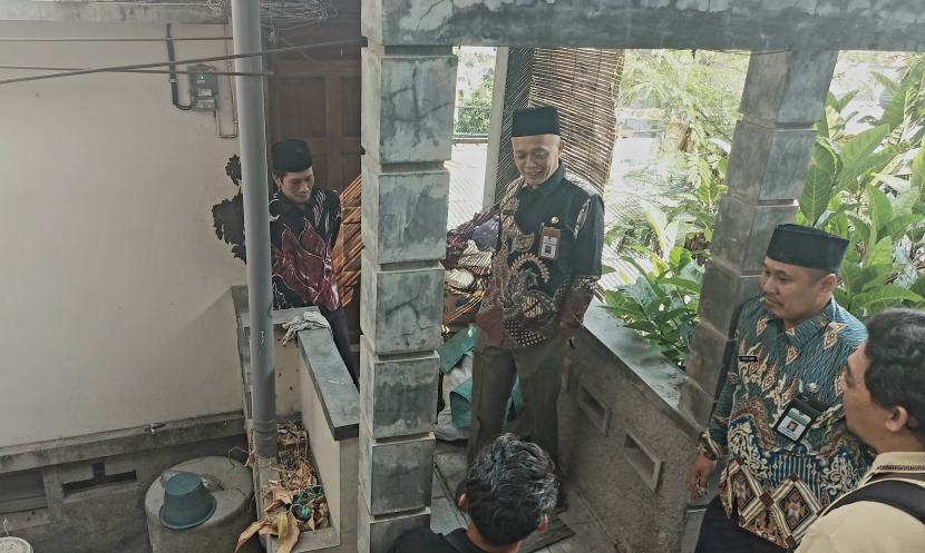  Kemenag Kota Semarang saat meninjau lokasi bangunan milik BAA di lingkungan Kelurahan Lempongsari, Kota Semarang yang disebut-sebut sebagai Pesantren Hidayatul Hikmah Al Kahfi, Jumat (8/9).