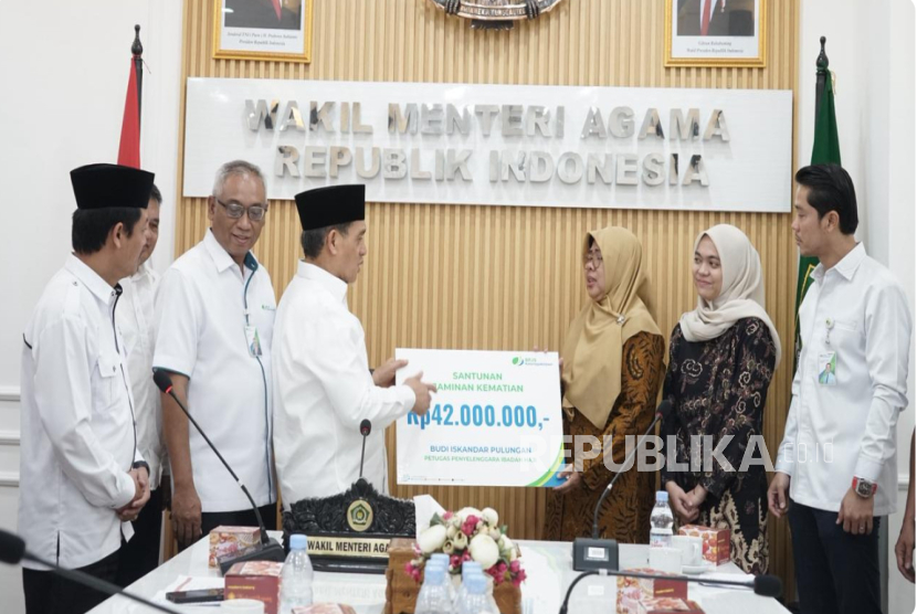 Kemenag menyerahkan santunan kepada keluarga petugas haji yang wafat. Santunan sebesar Rp 42 juta tersebut diserahkan Wamenag Romo Muhammad Syafii.