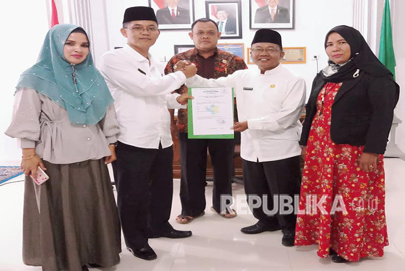 Kepala Kantor Kementerian Agama Pasaman, H Abdel Haq secara resmi menerima sertifikat isthithaah calon jamaah haji (calhaj).