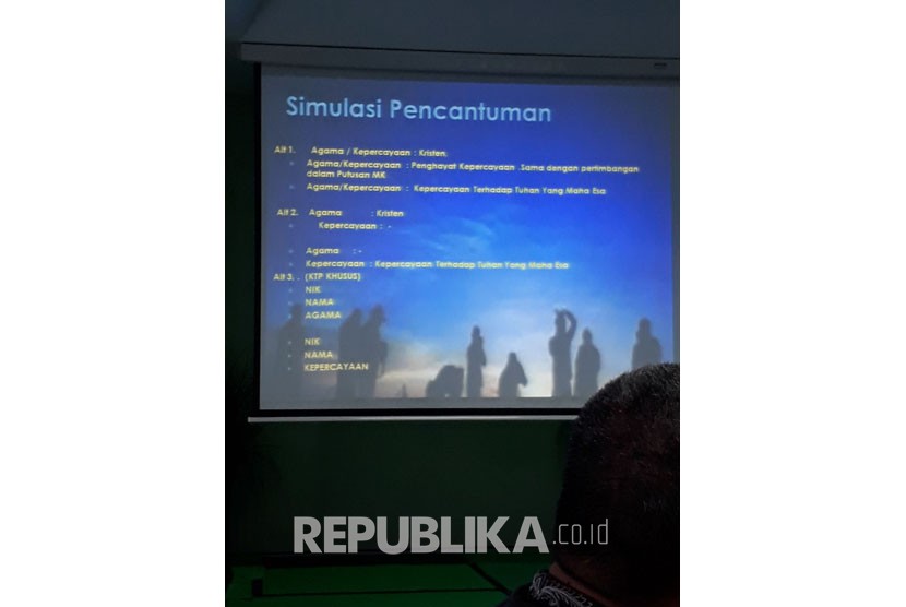 Kemendagri mengkaji tiga opsi simulasi alternatif terkait pencantuman agama dan kepercayaan di kolom KTP-el di Kantor Majelis Ulama Indonesia (MUI) Pusat di Jakarta, Jumat (17/11).
