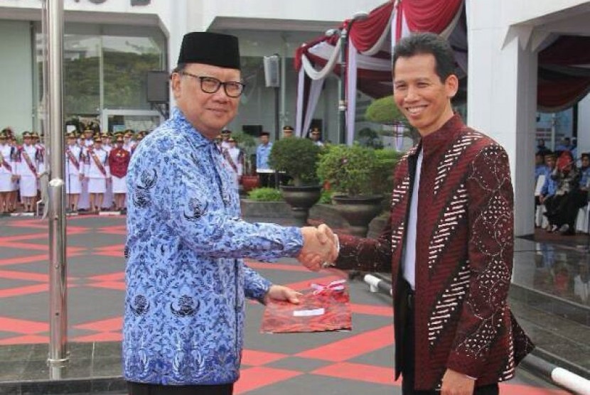 Mendagri Tjahjo Kumolo (kiri) dan Direktur BSI Naba Aji Notoseputro berjabat tangan seusai menandatangani MoU antara Kemendagri dan BSI di Jakarta, Kamis (1/6).