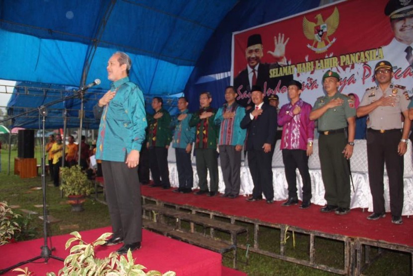 Kemendes PDTT melaksanakan upacara Hari Lahir Pancasila di kawasan transmigrasi, di Desa Sindang Kasih, Kecamatan Ranomeeto Barat, Kabupaten Konawe Selatan, Sulawesi Tenggara, Sabtu (3/6)