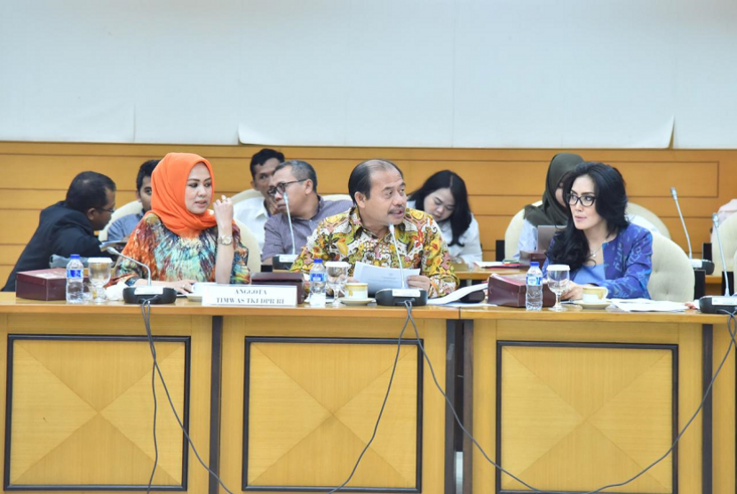 Kemendes PDTT mengikuti rapat kerja membahas pelaksanaan undang-undang No 18 tahun 2017 tentang PPMI bersama DPR RI di Ruang Rapat Pansus B, Gedung Nusantara II DPR RI, Jakarta, Rabu (3/10).