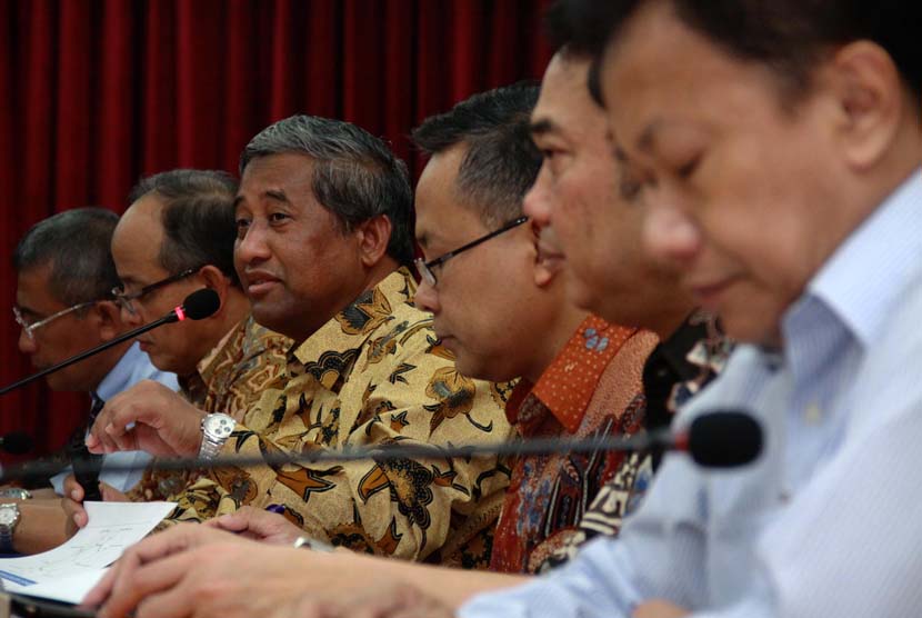 Kemendikbud Muhammad Nuh (dua dari kiri) memberikan penjelasan tentang hasil UN SMA/MA dan SMK/MAK di kantor Kemendikbud, Jakarta Pusat, Senin (19/5).