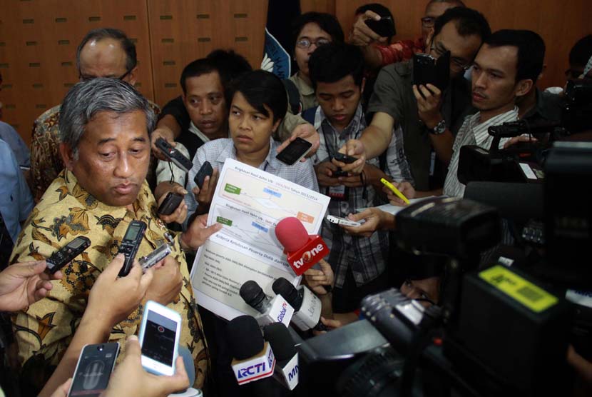 Kemendikbud Muhammad Nuh memberikan penjelasan tentang hasil UN SMA/MA dan SMK/MAK di kantor Kemendikbud, Jakarta Pusat, Senin (19/5).