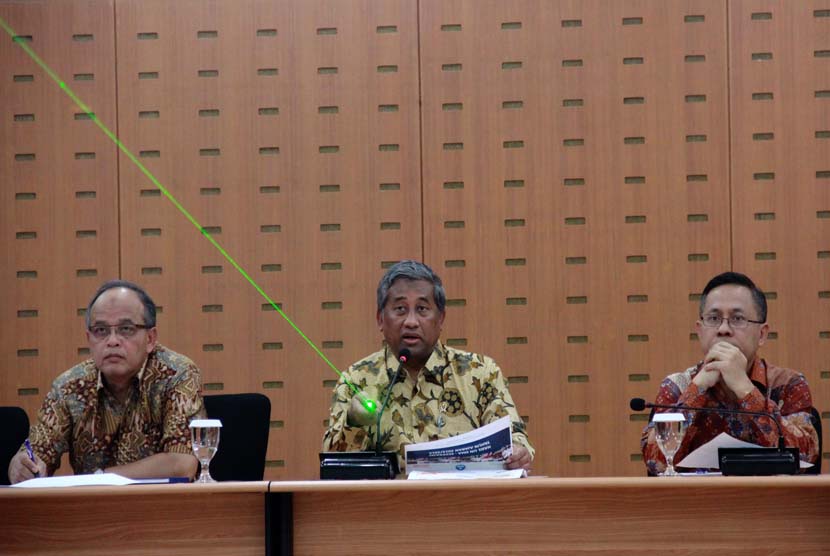Kemendikbud Muhammad Nuh (tengah) memberikan penjelasan tentang hasil UN SMA/MA dan SMK/MAK di kantor Kemendikbud, Jakarta Pusat, Senin (19/5). 