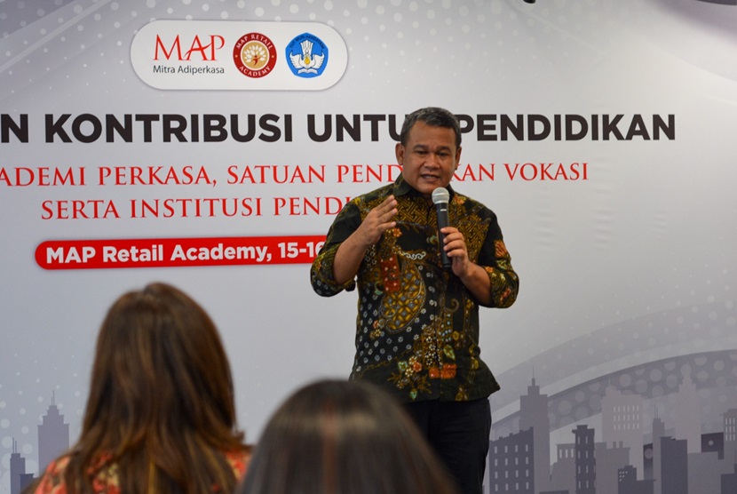 Kemendikbudristek bersama 40 Satuan Pendidikan Vokasi (SPV) di wilayah Jabodetabek melakukan penandatanganan perjanjian kerja sama dengan PT Mitra Akademi Perkasa (MAP Retail Academy). Langkah itu diambil sebagai aksi nyata dari kebiajakan Merdeka Belajar dan tren kolaborasi yang terus berkembang.