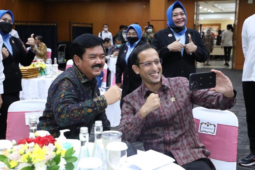Mendikbudristek, Nadiem Anwar Makarim selfie dengan Menteri Agraria dan Tata Ruang/Kepala Badan Pertanahan Nasional (ATR/BPN). Hadi Tjahjanto.