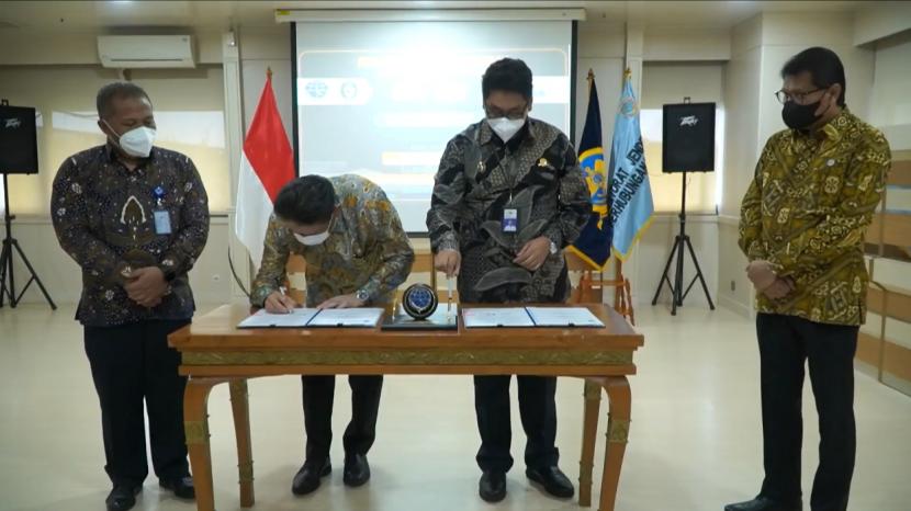 Kemenhub dan perwakilan Jepang melakukan penandatanganan kontrak Kegiatan Paket 5: Car Teminal Pelabuhan Patimbang, Kabupaten Subang, Jabar.