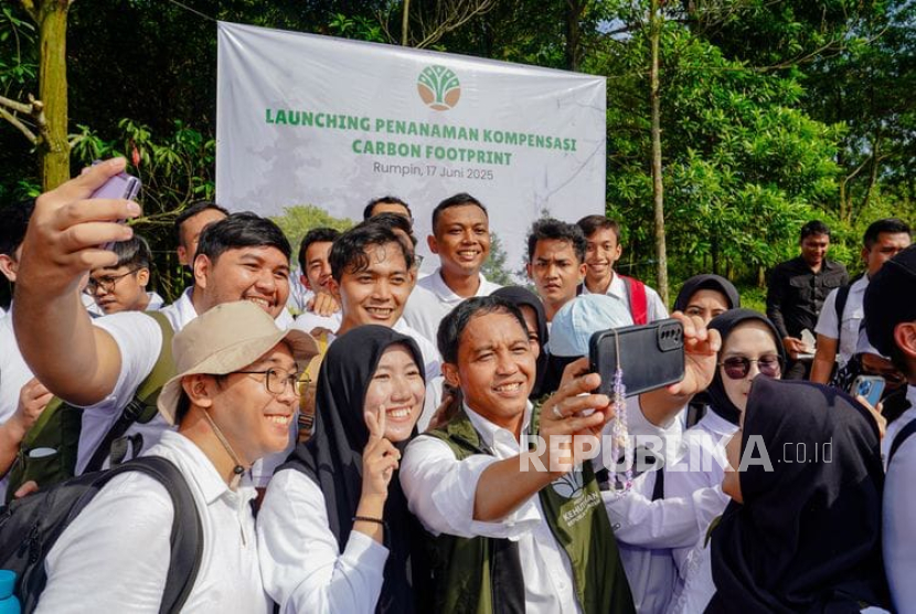 Kemenhut melakukan penanaman pohon untuk mengompensasi jejak karbon.