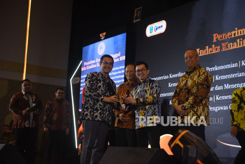 Kemenhut meraih penghargaan IKK Awards 2025 dari Lembaga Administrasi Negara.