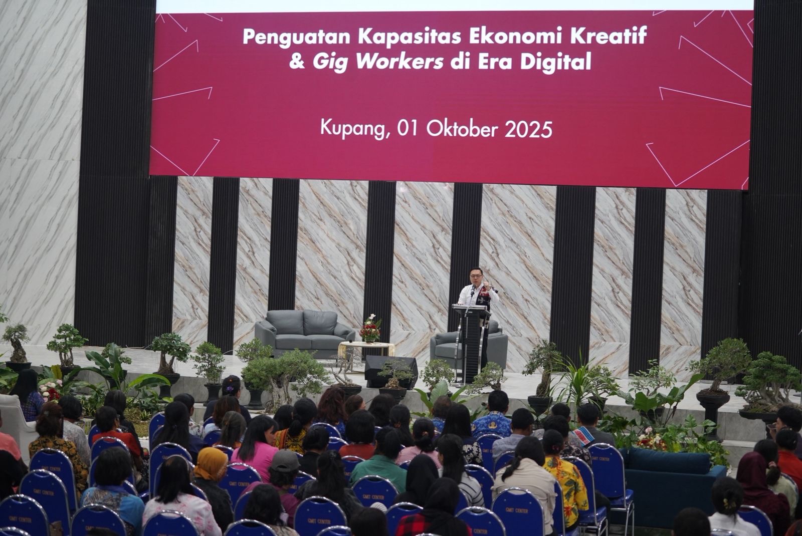 Kemenko PM menggelar dialog untuk menampung masukan dari para pekerja lepas hingga pelaku UMKM di Kupang, Rabu (1/10/2025).