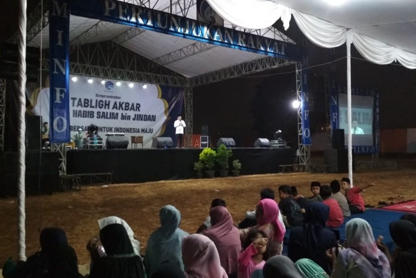 Kemenkominfo menyelengarakan Tabligh Akbar yang menghadirkan Habib Salim bin Jindan di Lapangan Putra Guna Pondok Pinang, Jakarta Selatan, Jumat (20/9).