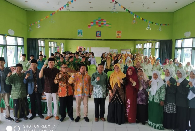 Kemenpora menggelar pelatihan dengan tema Pendidikan Kepemimpinan Pemuda dalam Rumah Tangga (PKPRT) di MA Al Hidayah Termas, Baron, Nganjuk, Jawa Timur.
