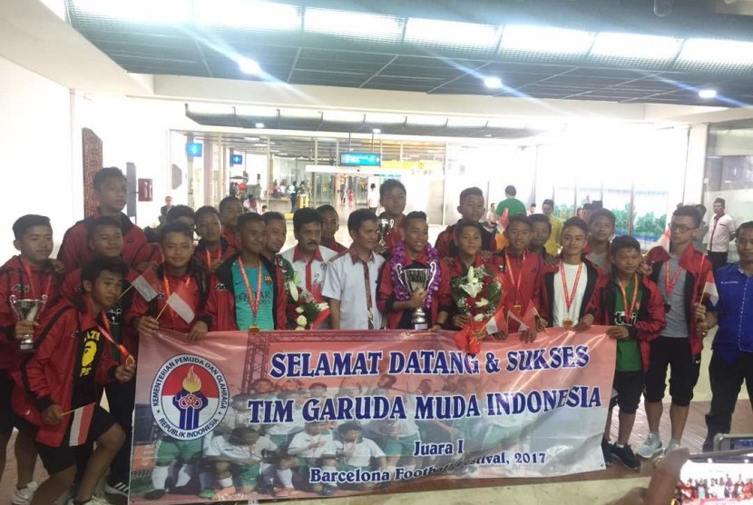  Kemenpora menyambut kedatangan tim U-14  SBAI Garuda Jaya yang berhasil tampil sebagai juara di Festival Sepakbola Barcelona pada 27-28 Mei 2017  saat tiba di Bandara Internasional Soekarno-Hatta, Tangerang, Banten, Rabu (31/5).