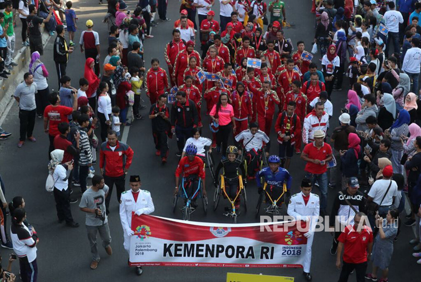  Kemenpora turut partisipasi dalam Parade 50 Tahun Asean tadi pagi di area Car Free Day (CFD) Jl M.H. Thamrin, Jakarta Pusat, Ahad (27/8).