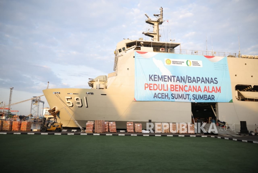 Kementan melepas bantuan Kementan Peduli di Dermaga Kolinlamil Pelabuhan Tanjung Priok, Jakarta, Jumat (12/12/25).