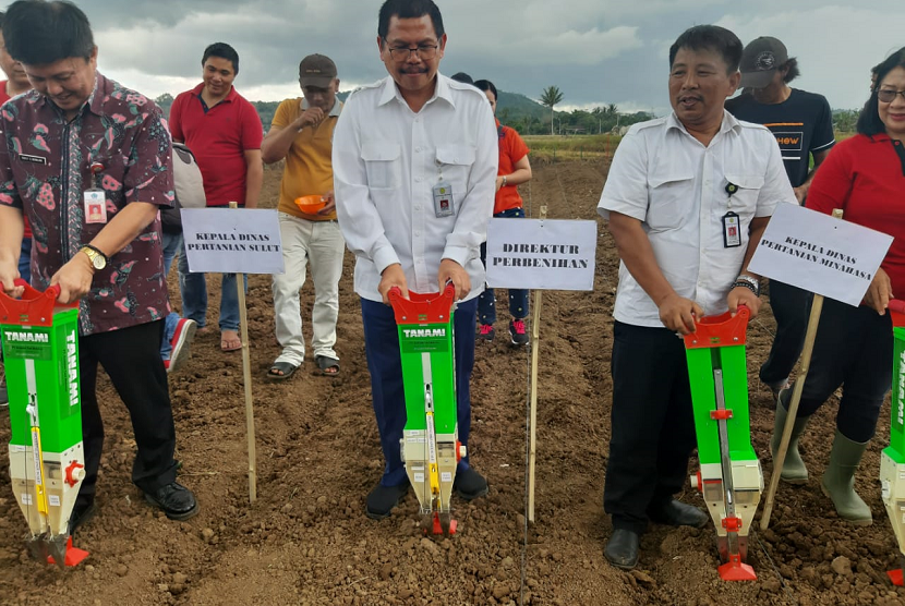 Kementan memberi bantuan kegiatan Pengembangan Kawasan (Perbenihan) Jagung Hibrida Berbasis Korporasi Petani Tahun 2019 di Minahasa, Rabu (9/10).