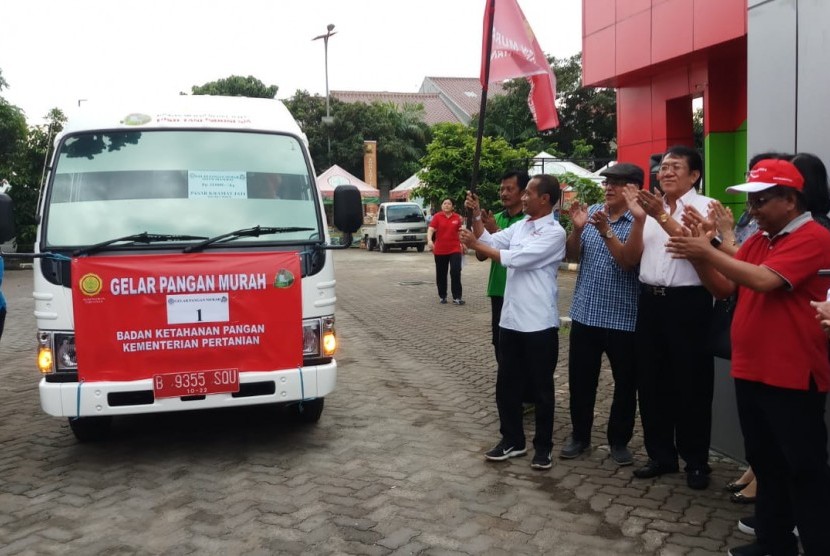 Kementan menggelar bazar telur murah.