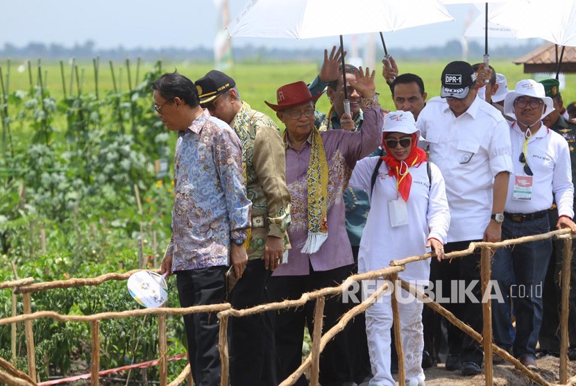 Kementan menggelar puncak peringatan Hari Pangan Sedunia (HPS) ke-38 tahun 2018 di tengah lahan rawa yang dimanfaatkan sebagai lahan pertanian produktif di Desa Jejangkit Muara, Barito Kuala, Kalimantan Selatan, Kamis (18/10).