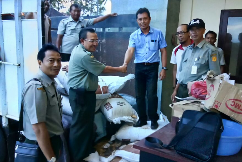 Kementan turunkan Tim Kesiapsiagaan untuk menyelamatkan ternak dari erupsi Gunung Agung Bali.