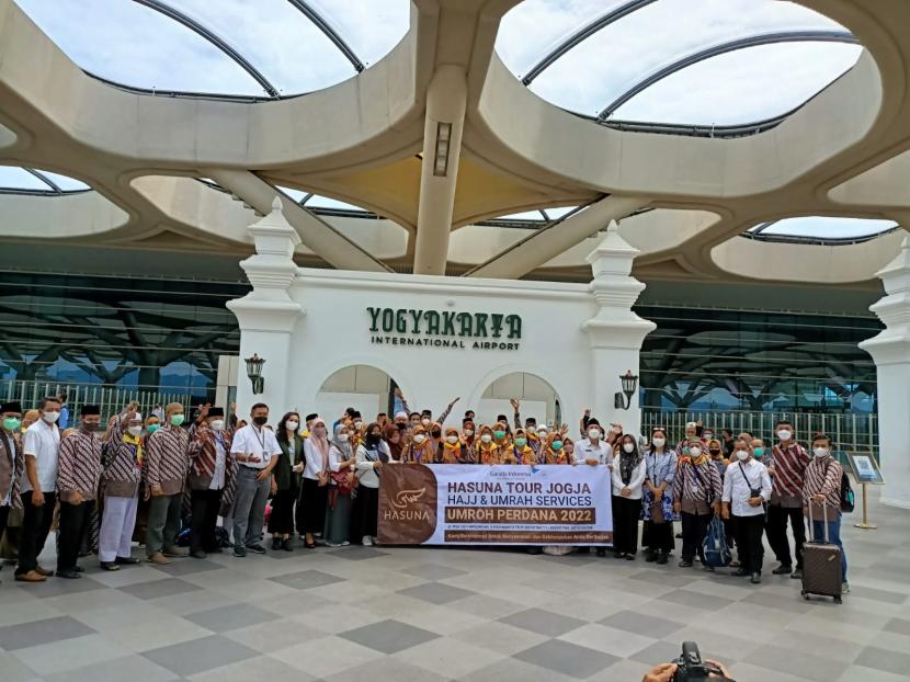 Kementerian Agama (Kemenag) Kantor Wilayah DIY melepas jamaah umrah untuk pertama kalinya dalam dua tahun, Selasa (8/2/2022) lalu. Pemberangkatan jamaah umrah dari Hasuna Tour tersebut dilakukan di pelataran keberangkatan Bandara Yogyakarta International Airport (YIA) Kulonprogo.