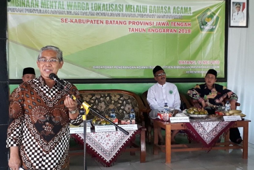 Kementerian Agama (Kemenag) melakukan pembinaan terhadap warga lokalisasi di Balai Desa Banyuputih, Kecamatan Banyuputih, Kabupaten Batang, Jawa Tengah, Sabtu (12/5). 