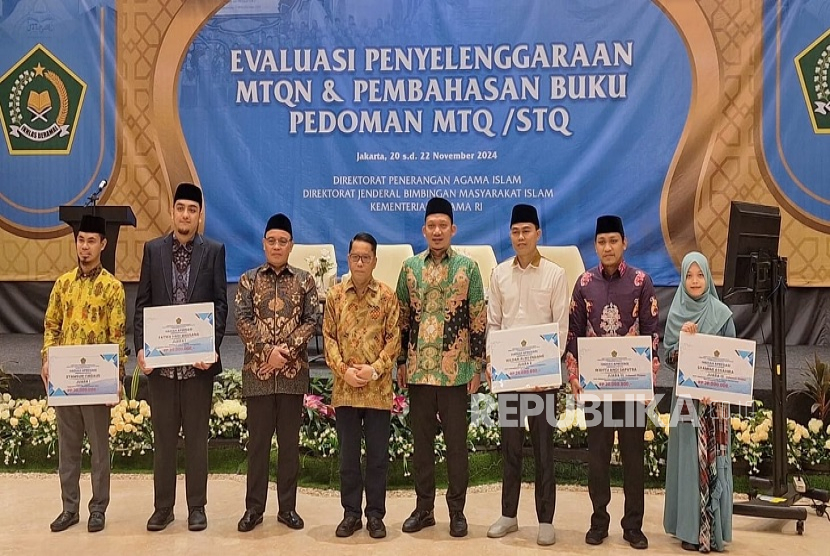  Kementerian Agama (Kemenag) memberi penghargaan kepada lima qari, qariah, dan hafiz yang berprestasi di ajang Musabaqah Tilawatil Qur’an (MTQ) Internasional. 