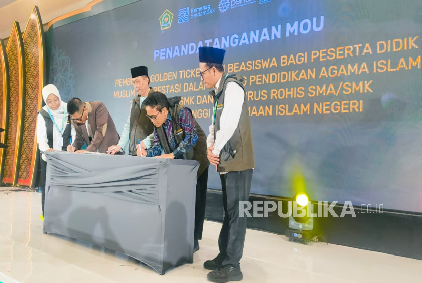 Kementerian Agama (Kemenag) RI dan Pimpinan Pusat Ikatan Sarjana Nahdlatul Ulama (PP ISNU) menandatangani Perjanjian Kerja Sama (MoU) strategis untuk pemberian Golden Ticket dan beasiswa ke Perguruan Tinggi Keagamaan Islam Negeri (PTKIN) dalam rangkaian Kongres Rohani Islam Nasional I di Jakarta, Rabu (12/11/2025). 
