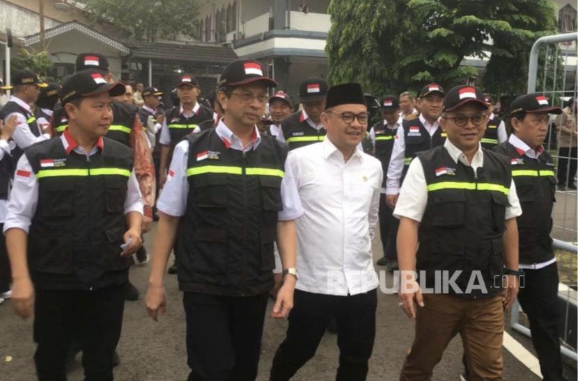 Kementerian Agama secara resmi melepas gelombang pertama petugas haji Panitia Penyelenggara Ibadah Haji 1444 H/2023 Daerah Kerja Madinah dan Bandara di Asrama Haji Pondok Gede, Sabtu (20/5/2023). Sebanyak 492 petugas haji yang diberangkatkan pada keberangkatan gelombang pertama tersebut.