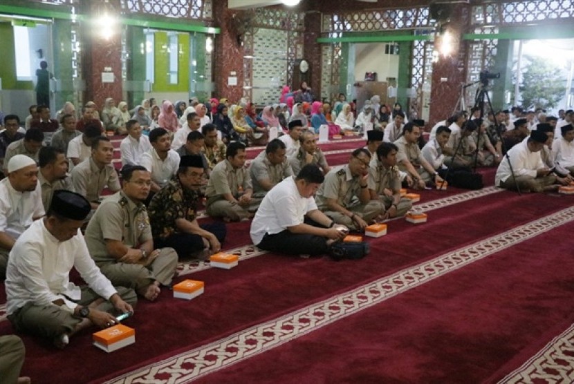 Kementerian Agraria dan Tata Ruang/Badan Pertanahan Nasional (ATR/BPN) mengadakan acara peringatan Nuzulul Quran sekaligus buka puasa bersama di Masjid Nuurur Rahman Kementerian ATR/BPN, Jakarta, Senin (4/6). 