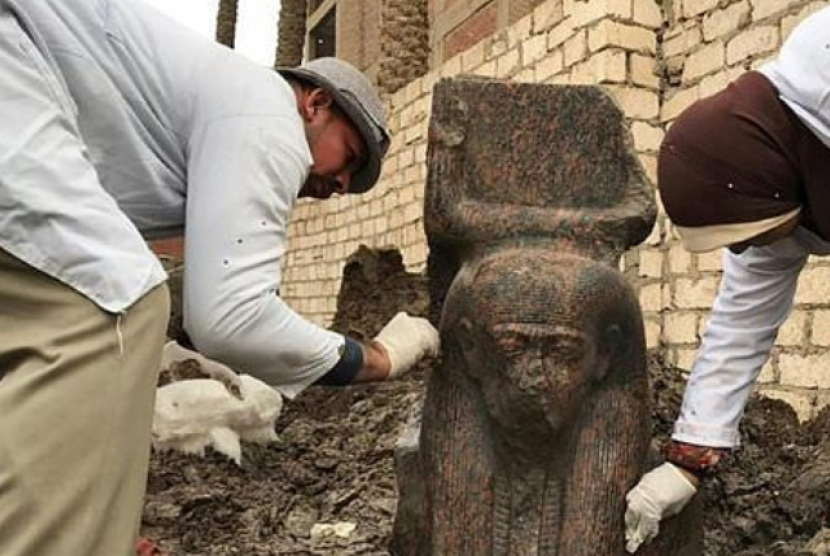 Kementerian Barang Antik Mesir mempublikasikan penemuan patung firaun kuno yang langka.