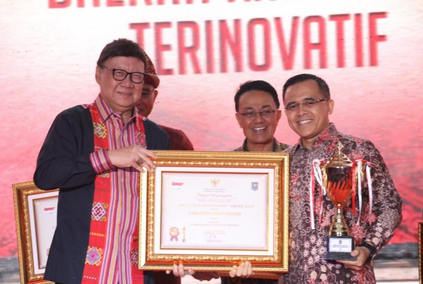 Kementerian Dalam Negeri (Kemendagri) kembali menetapkan Kabupaten Banyuwangi sebagai “Kabupaten Terinovatif” dalam kompetisi Innovative Government Award (IGA) 2019, Senin (7/10) malam.